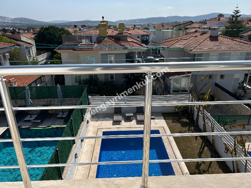 Çeşme Alaçatı’da Satılık 5+2 Havuzlu Turizm Konaklama Belgesine sahip Tripleks Villa 