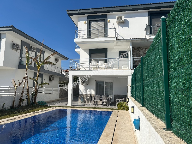 Çeşme Alaçatı’da Satılık 5+2 Havuzlu Turizm Konaklama Belgesine sahip Tripleks Villa 