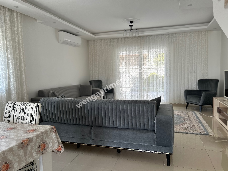 Çeşme Alaçatı’da Satılık 5+2 Havuzlu Turizm Konaklama Belgesine sahip Tripleks Villa 
