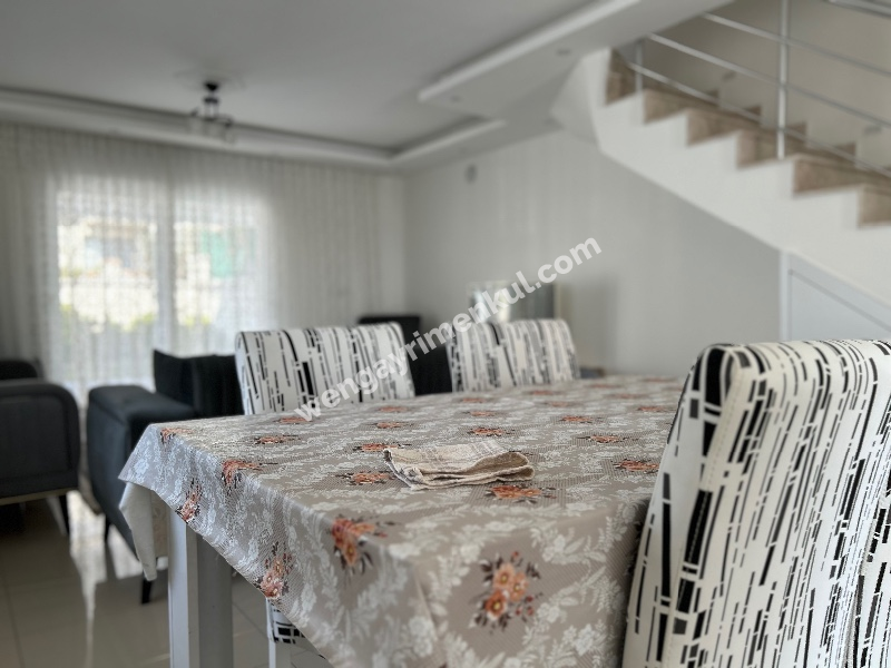 Çeşme Alaçatı’da Satılık 5+2 Havuzlu Turizm Konaklama Belgesine sahip Tripleks Villa 