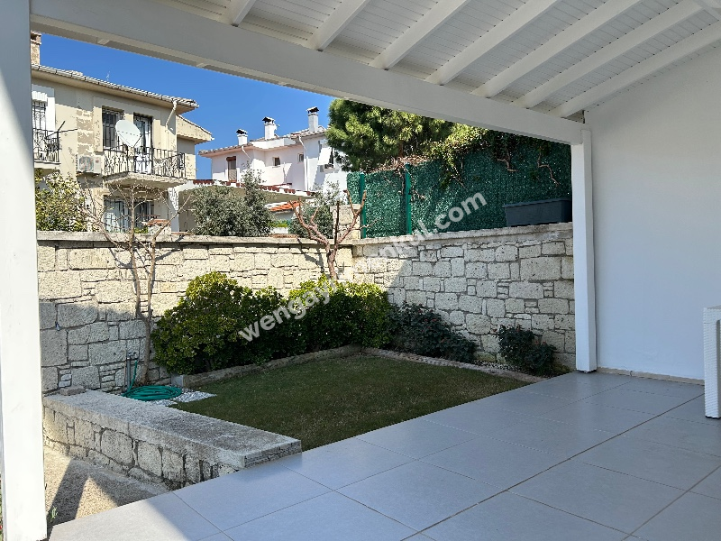 Çeşme Alaçatı’da Satılık 5+2 Havuzlu Turizm Konaklama Belgesine sahip Tripleks Villa 