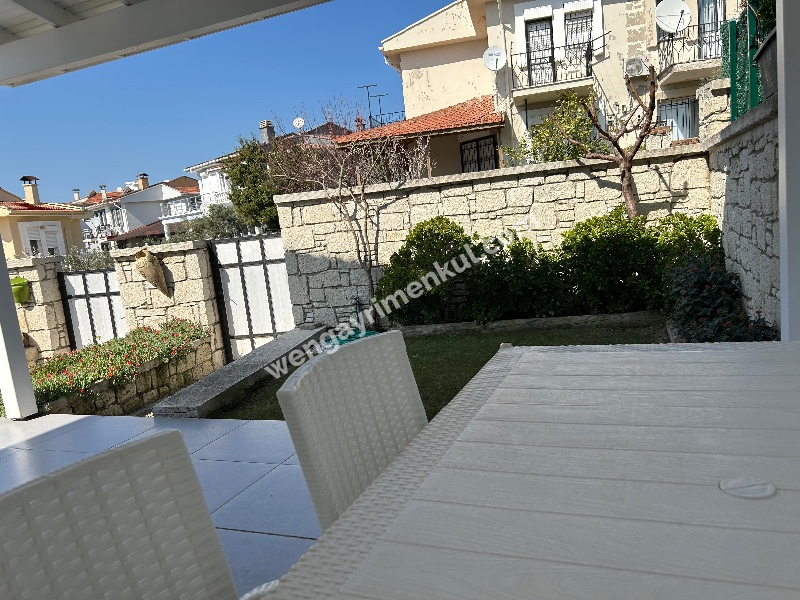 Çeşme Alaçatı’da Satılık 5+2 Havuzlu Turizm Konaklama Belgesine sahip Tripleks Villa 