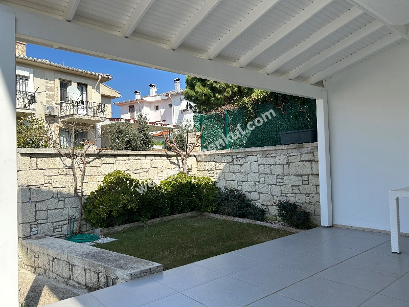 Çeşme Alaçatı’da Satılık 5+2 Havuzlu Turizm Konaklama Belgesine sahip Tripleks Villa 