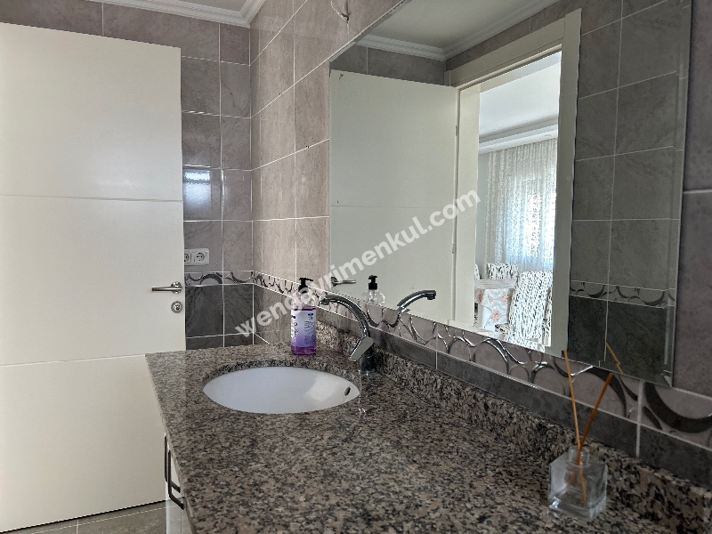 Çeşme Alaçatı’da Satılık 5+2 Havuzlu Turizm Konaklama Belgesine sahip Tripleks Villa 