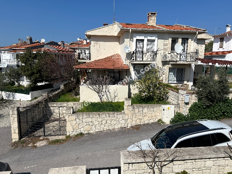Çeşme Alaçatı’da Satılık 5+2 Havuzlu Turizm Konaklama Belgesine sahip Tripleks Villa 