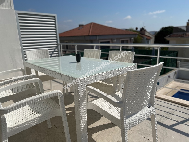 Çeşme Alaçatı’da Satılık 5+2 Havuzlu Turizm Konaklama Belgesine sahip Tripleks Villa 