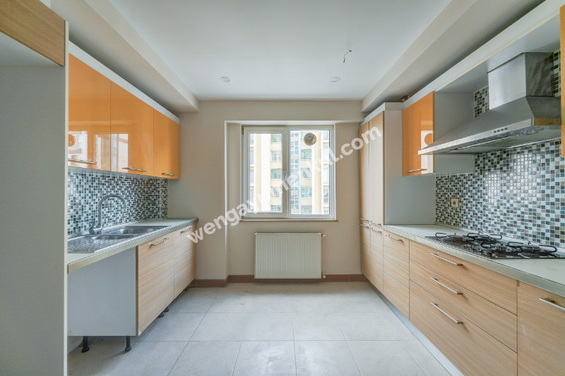 Zümrüt Konutları Sitesi Aydınlık, Geniş, Boyalı, 3+1 Satılık Daire