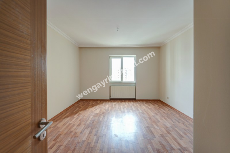 Zümrüt Konutları Sitesi Aydınlık, Geniş, Boyalı, 3+1 Satılık Daire