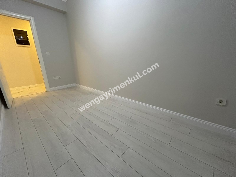 ALTINTEPE'DE BAHÇE KULLANIMLI, EBV BANYO, KAPALI MUTFAKLI 3+1