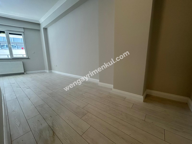 ALTINTEPE'DE BAHÇE KULLANIMLI, EBV BANYO, KAPALI MUTFAKLI 3+1