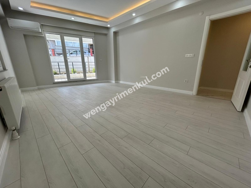 ALTINTEPE'DE BAHÇE KULLANIMLI, EBV BANYO, KAPALI MUTFAKLI 3+1