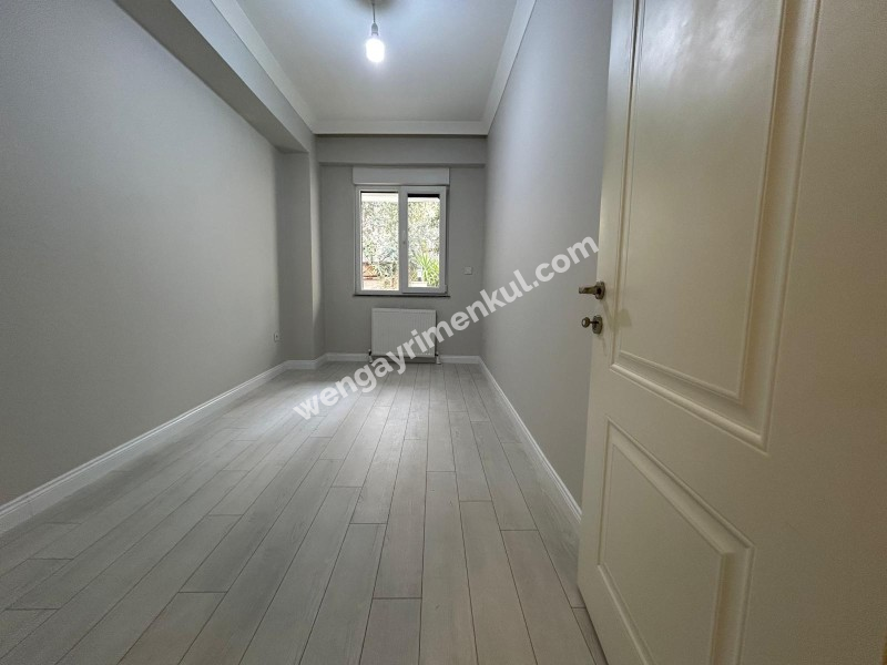 ALTINTEPE'DE BAHÇE KULLANIMLI, EBV BANYO, KAPALI MUTFAKLI 3+1