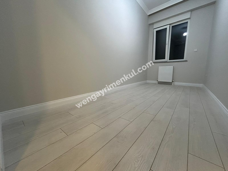 ALTINTEPE'DE BAHÇE KULLANIMLI, EBV BANYO, KAPALI MUTFAKLI 3+1