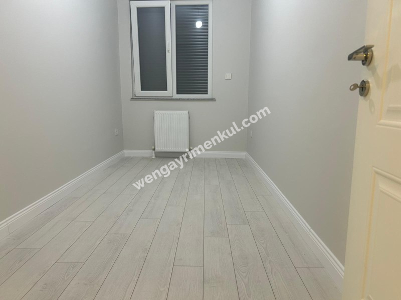 ALTINTEPE'DE BAHÇE KULLANIMLI, EBV BANYO, KAPALI MUTFAKLI 3+1