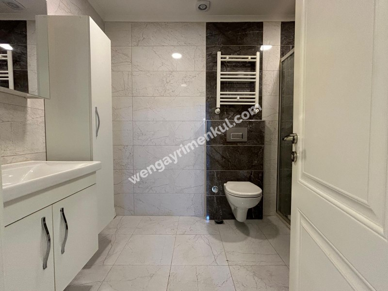 ALTINTEPE'DE BAHÇE KULLANIMLI, EBV BANYO, KAPALI MUTFAKLI 3+1
