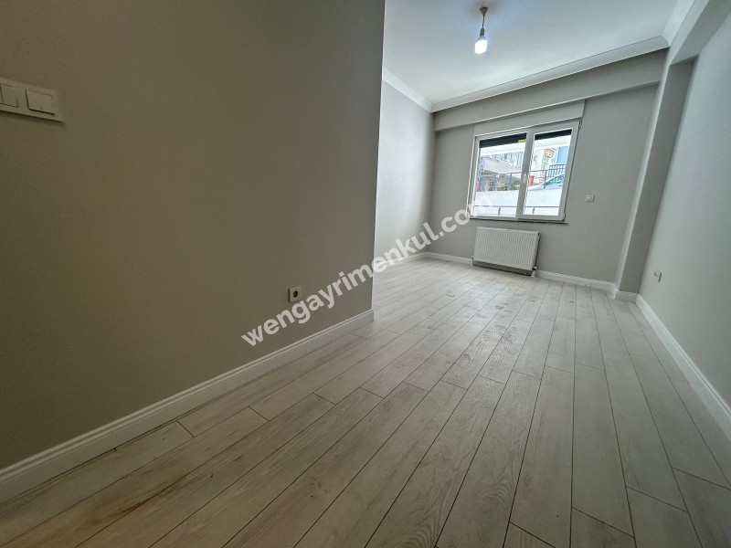 ALTINTEPE'DE BAHÇE KULLANIMLI, EBV BANYO, KAPALI MUTFAKLI 3+1