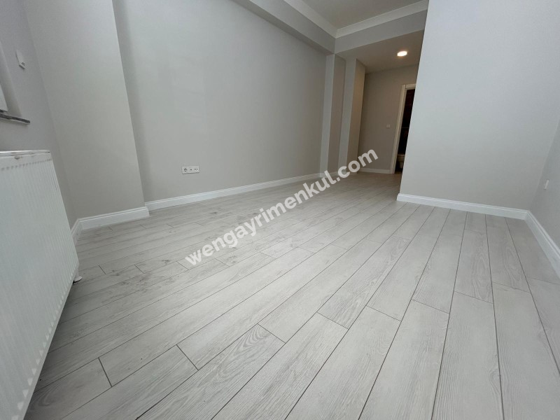 ALTINTEPE'DE BAHÇE KULLANIMLI, EBV BANYO, KAPALI MUTFAKLI 3+1