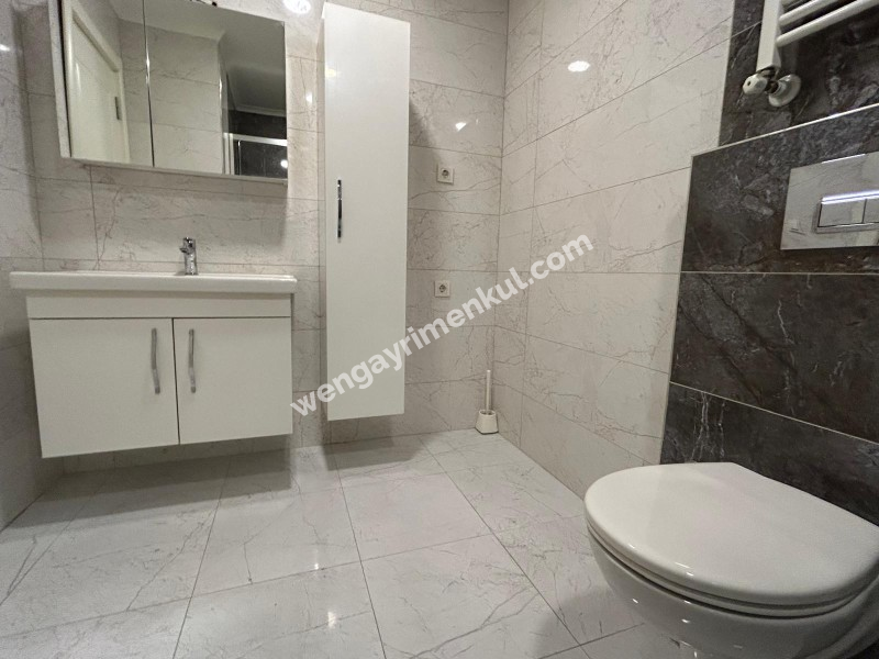 ALTINTEPE'DE BAHÇE KULLANIMLI, EBV BANYO, KAPALI MUTFAKLI 3+1