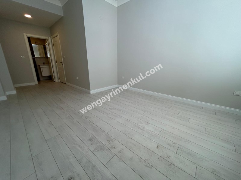 ALTINTEPE'DE BAHÇE KULLANIMLI, EBV BANYO, KAPALI MUTFAKLI 3+1