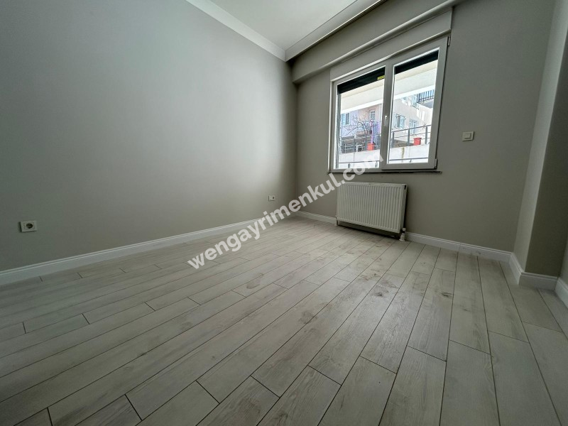 ALTINTEPE'DE BAHÇE KULLANIMLI, EBV BANYO, KAPALI MUTFAKLI 3+1