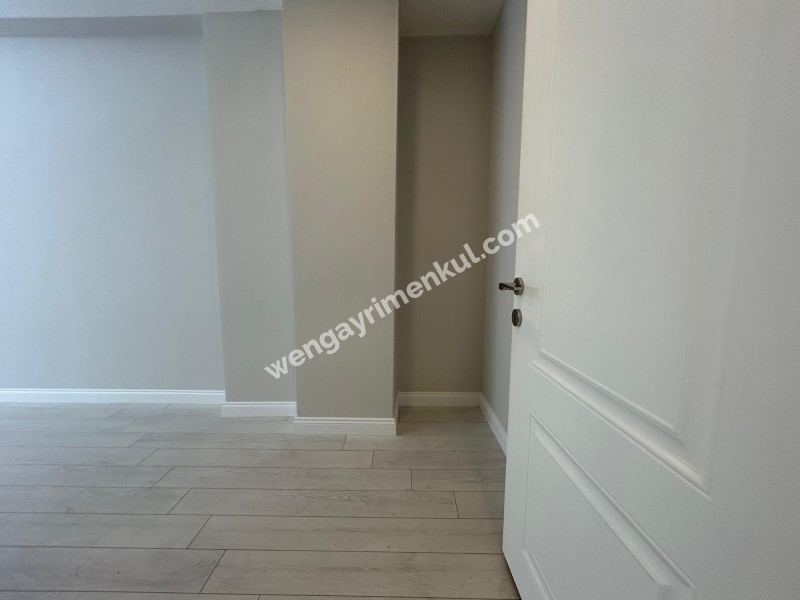 ALTINTEPE'DE BAHÇE KULLANIMLI, EBV BANYO, KAPALI MUTFAKLI 3+1