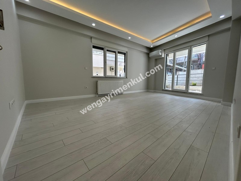ALTINTEPE'DE BAHÇE KULLANIMLI, EBV BANYO, KAPALI MUTFAKLI 3+1