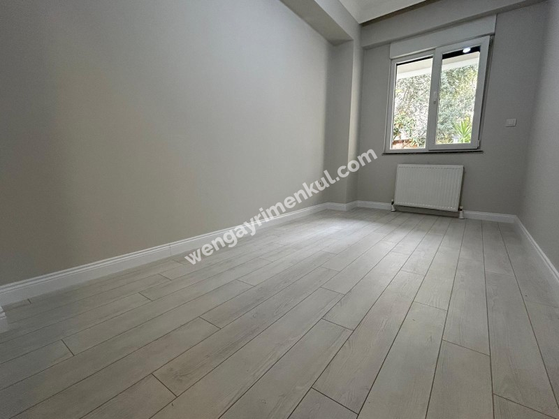 ALTINTEPE'DE BAHÇE KULLANIMLI, EBV BANYO, KAPALI MUTFAKLI 3+1