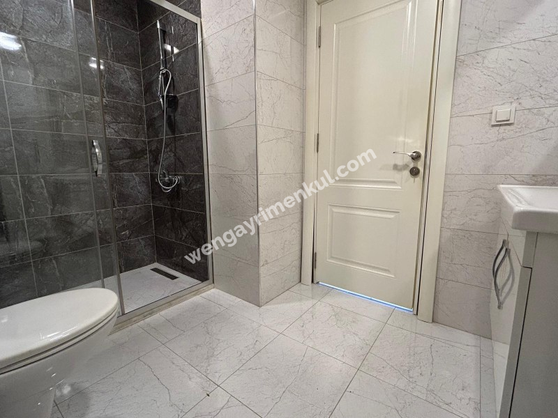 ALTINTEPE'DE BAHÇE KULLANIMLI, EBV BANYO, KAPALI MUTFAKLI 3+1