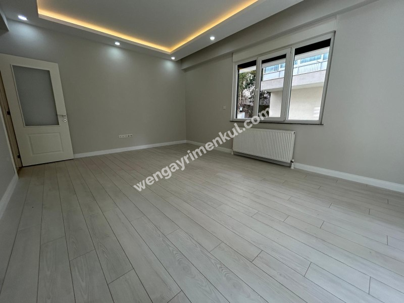 ALTINTEPE'DE BAHÇE KULLANIMLI, EBV BANYO, KAPALI MUTFAKLI 3+1