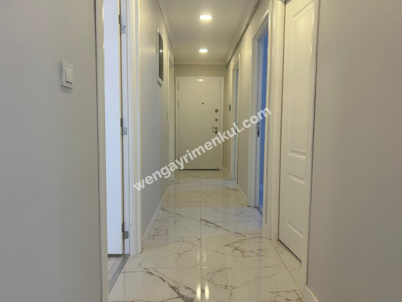 ALTINTEPE'DE BAHÇE KULLANIMLI, EBV BANYO, KAPALI MUTFAKLI 3+1