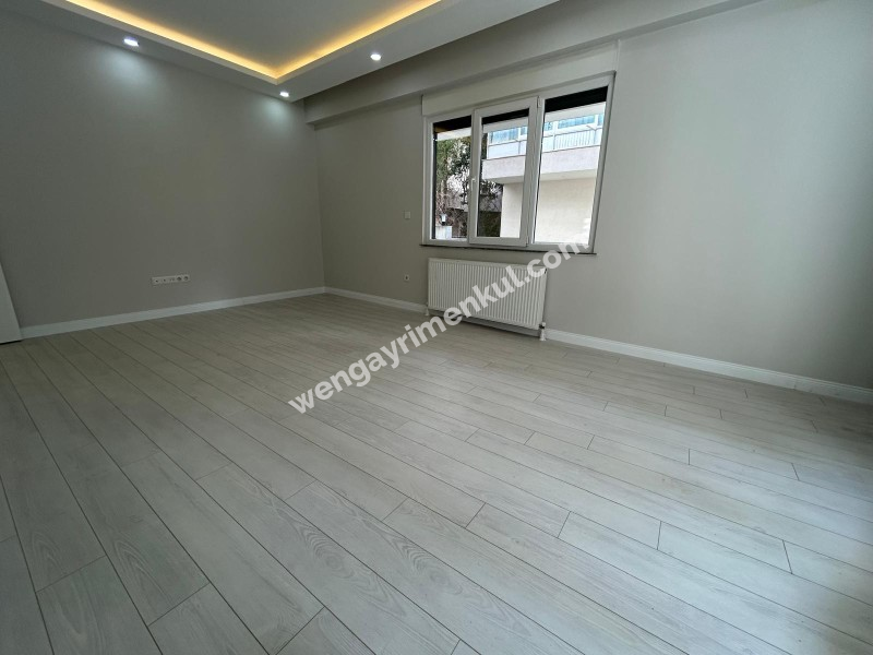 ALTINTEPE'DE BAHÇE KULLANIMLI, EBV BANYO, KAPALI MUTFAKLI 3+1