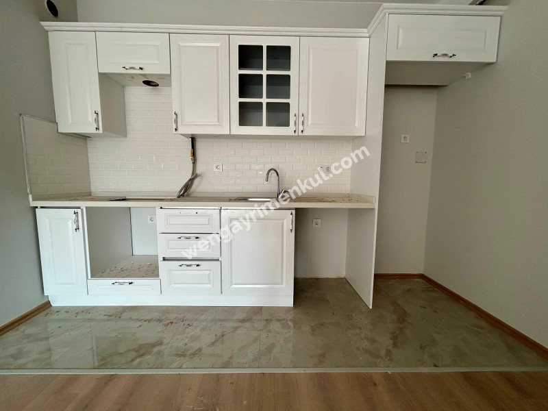 MARMARAYA 2 DK YÜRÜME MESAFESİNDE BALKONLU ARA KAT SIFIR 2+1
