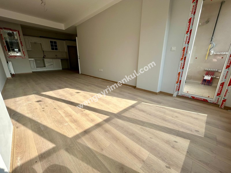 MARMARAYA 2 DK YÜRÜME MESAFESİNDE BALKONLU ARA KAT SIFIR 2+1