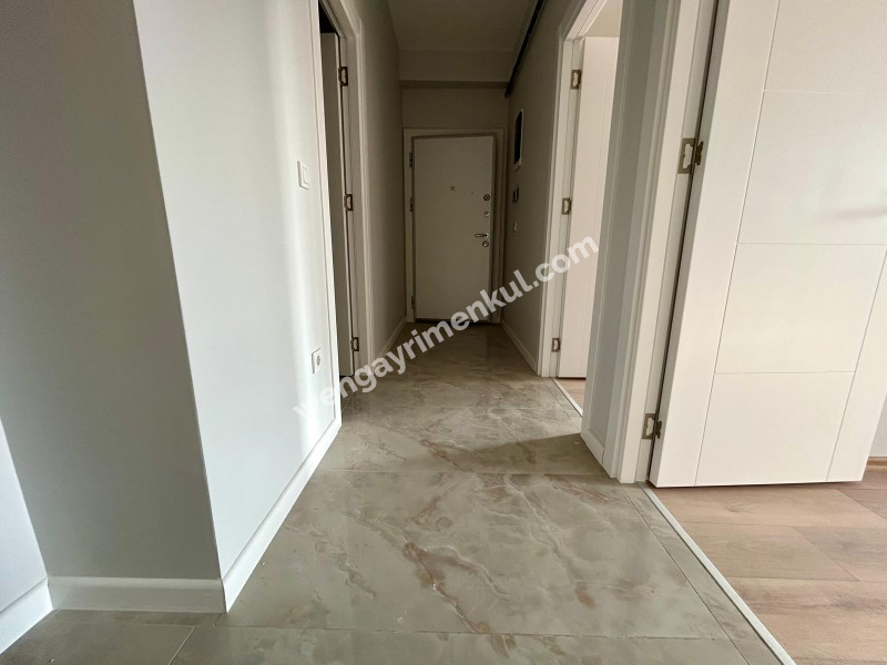 MARMARAYA 2 DK YÜRÜME MESAFESİNDE BALKONLU ARA KAT SIFIR 2+1