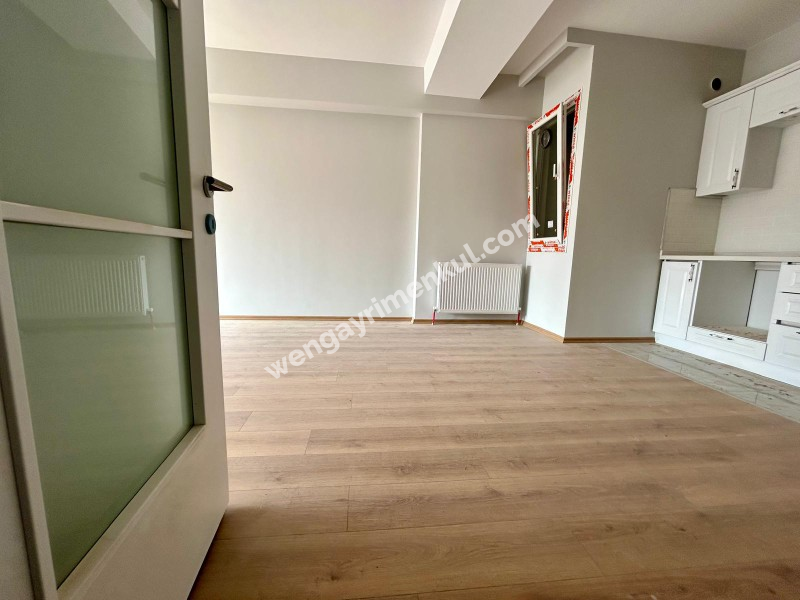 MARMARAYA 2 DK YÜRÜME MESAFESİNDE BALKONLU ARA KAT SIFIR 2+1