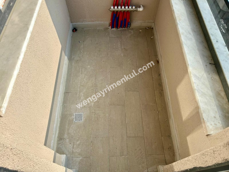 MARMARAYA 2 DK YÜRÜME MESAFESİNDE BALKONLU ARA KAT SIFIR 2+1