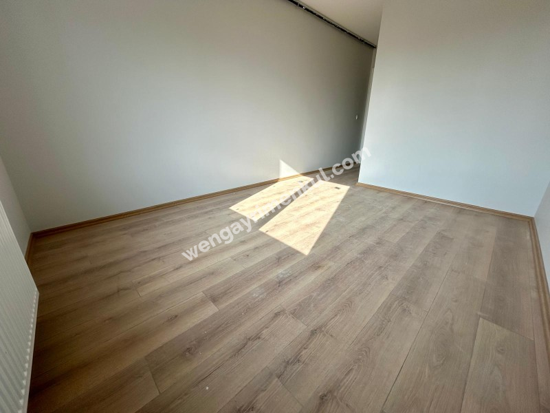 MARMARAYA 2 DK YÜRÜME MESAFESİNDE BALKONLU ARA KAT SIFIR 2+1