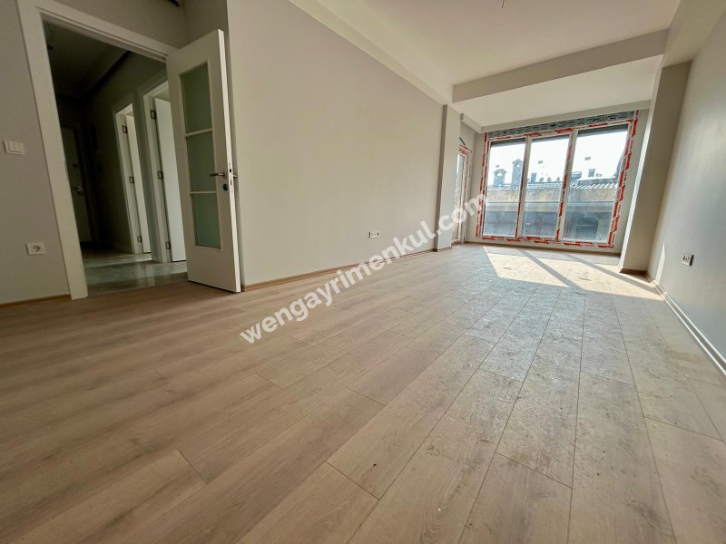 MARMARAYA 2 DK YÜRÜME MESAFESİNDE BALKONLU ARA KAT SIFIR 2+1