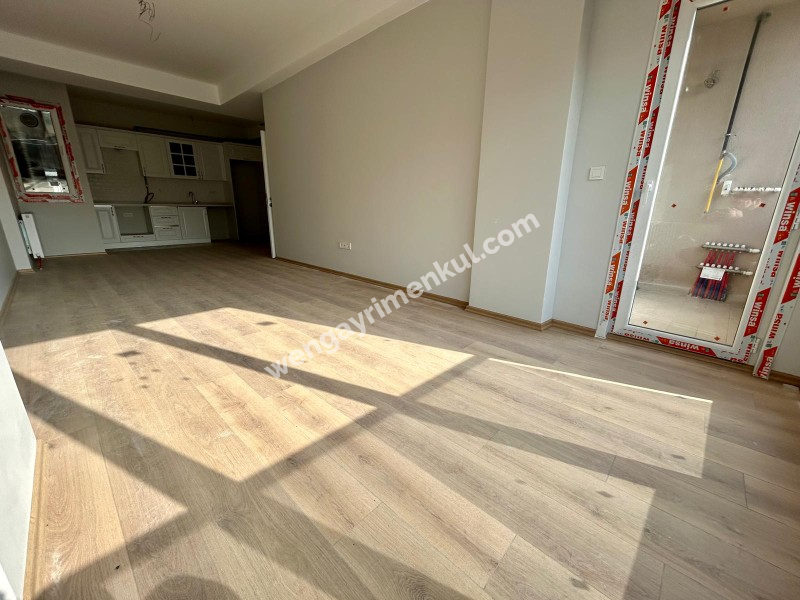 MARMARAYA 2 DK YÜRÜME MESAFESİNDE BALKONLU ARA KAT SIFIR 2+1