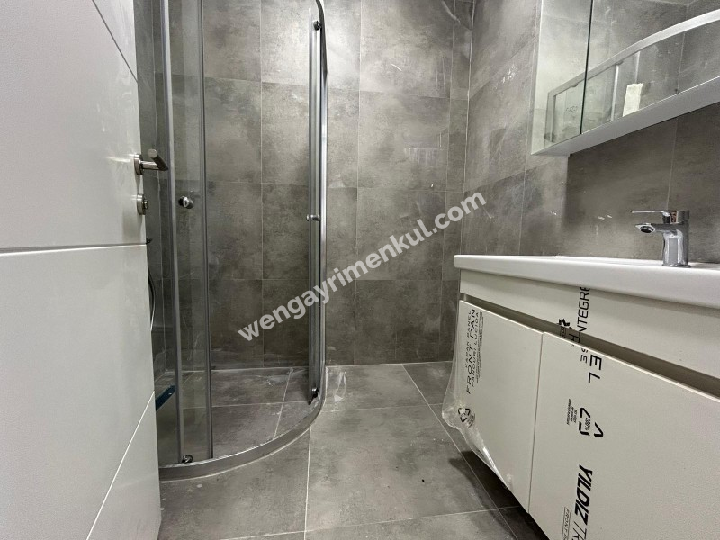 KOZYATAĞI'NDA METROYA MİNİBÜSE ÇOK YAKIN SIFIR 2+1 LÜKS DAİRE