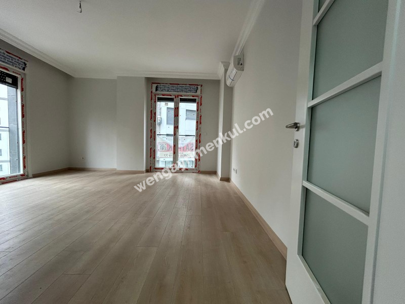 KOZYATAĞI'NDA METROYA MİNİBÜSE ÇOK YAKIN SIFIR 2+1 LÜKS DAİRE
