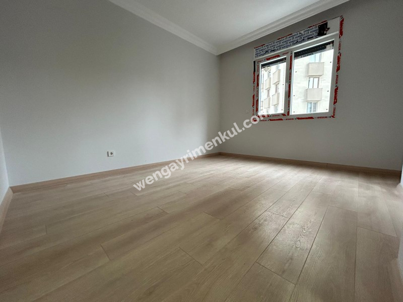 KOZYATAĞI'NDA METROYA MİNİBÜSE ÇOK YAKIN SIFIR 2+1 LÜKS DAİRE