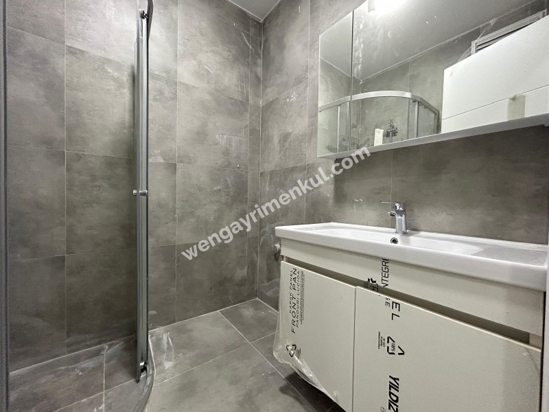 KOZYATAĞI'NDA METROYA MİNİBÜSE ÇOK YAKIN SIFIR 2+1 LÜKS DAİRE