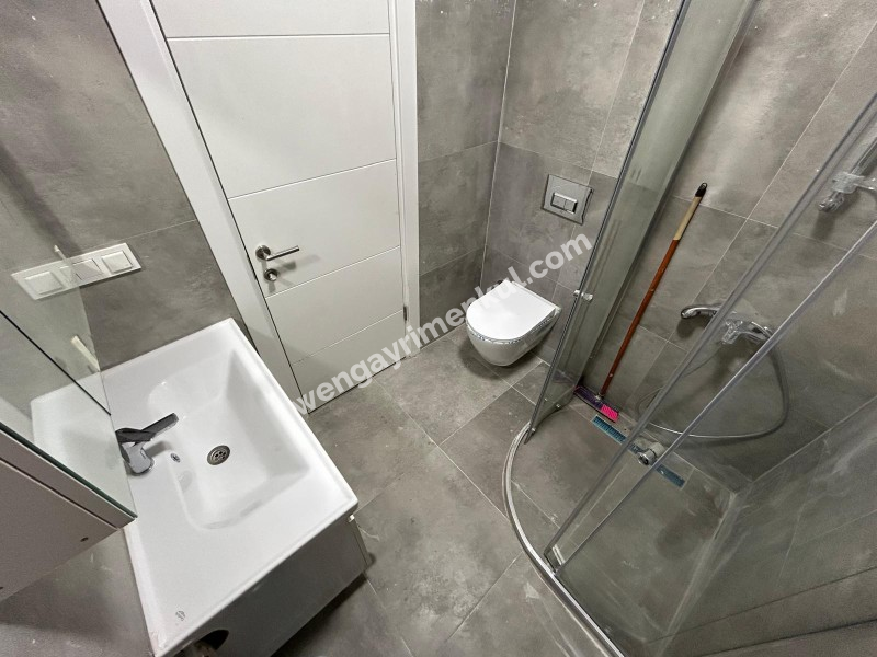KOZYATAĞI'NDA METROYA MİNİBÜSE ÇOK YAKIN SIFIR 2+1 LÜKS DAİRE