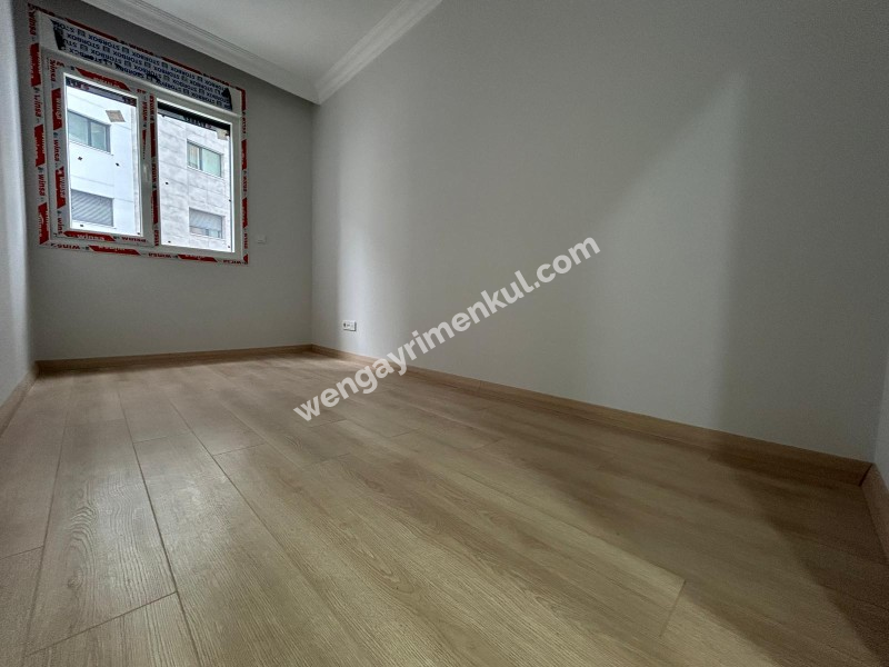 KOZYATAĞI'NDA METROYA MİNİBÜSE ÇOK YAKIN SIFIR 2+1 LÜKS DAİRE