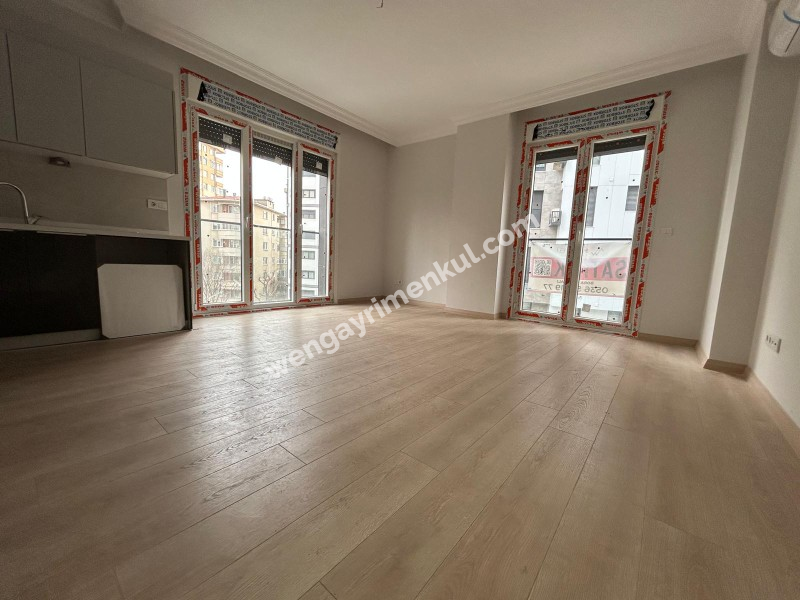 KOZYATAĞI'NDA METROYA MİNİBÜSE ÇOK YAKIN SIFIR 2+1 LÜKS DAİRE