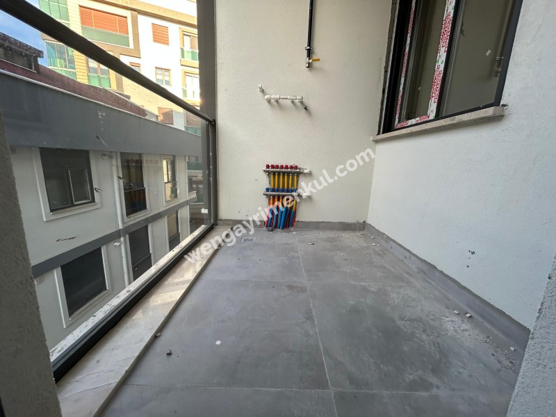 BOSTANCI SAHİLE KOMŞU KONUMDA K.OTOPARKLI ARA KAT SIFIR 3+1