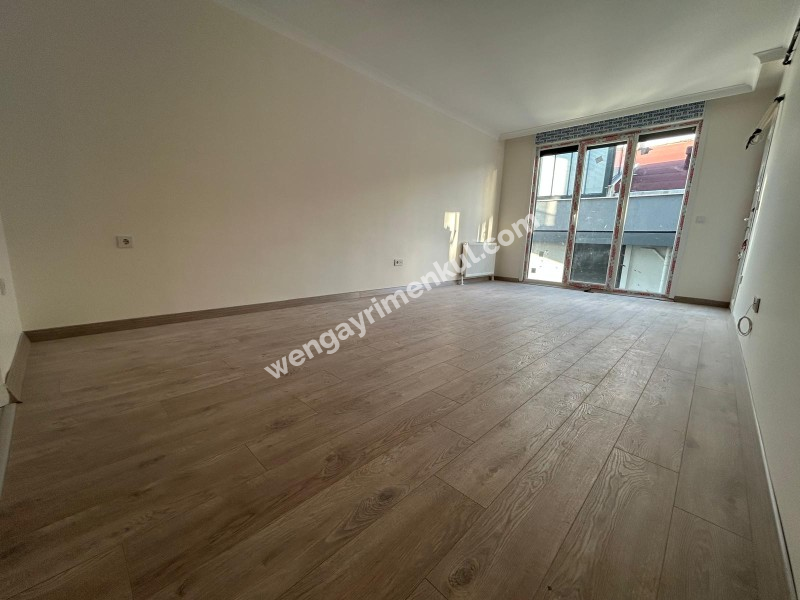 BOSTANCI SAHİLE KOMŞU KONUMDA K.OTOPARKLI ARA KAT SIFIR 3+1