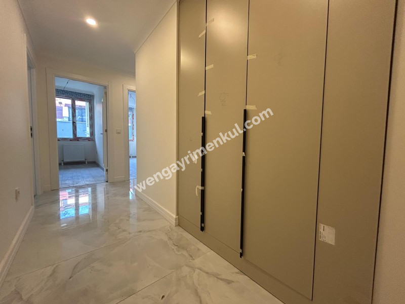 BOSTANCI SAHİLE KOMŞU KONUMDA K.OTOPARKLI ARA KAT SIFIR 3+1