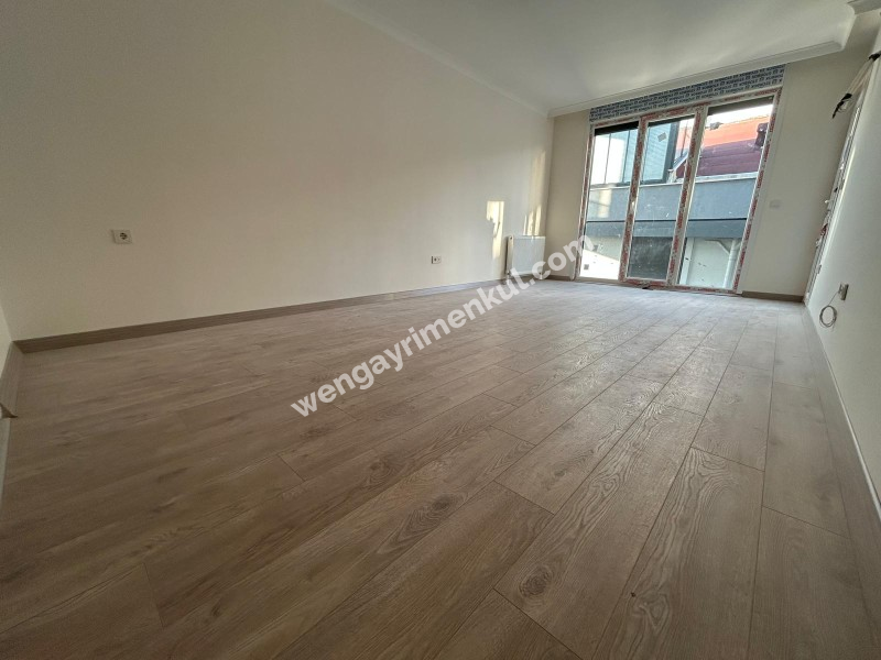 BOSTANCI SAHİLE KOMŞU KONUMDA K.OTOPARKLI ARA KAT SIFIR 3+1